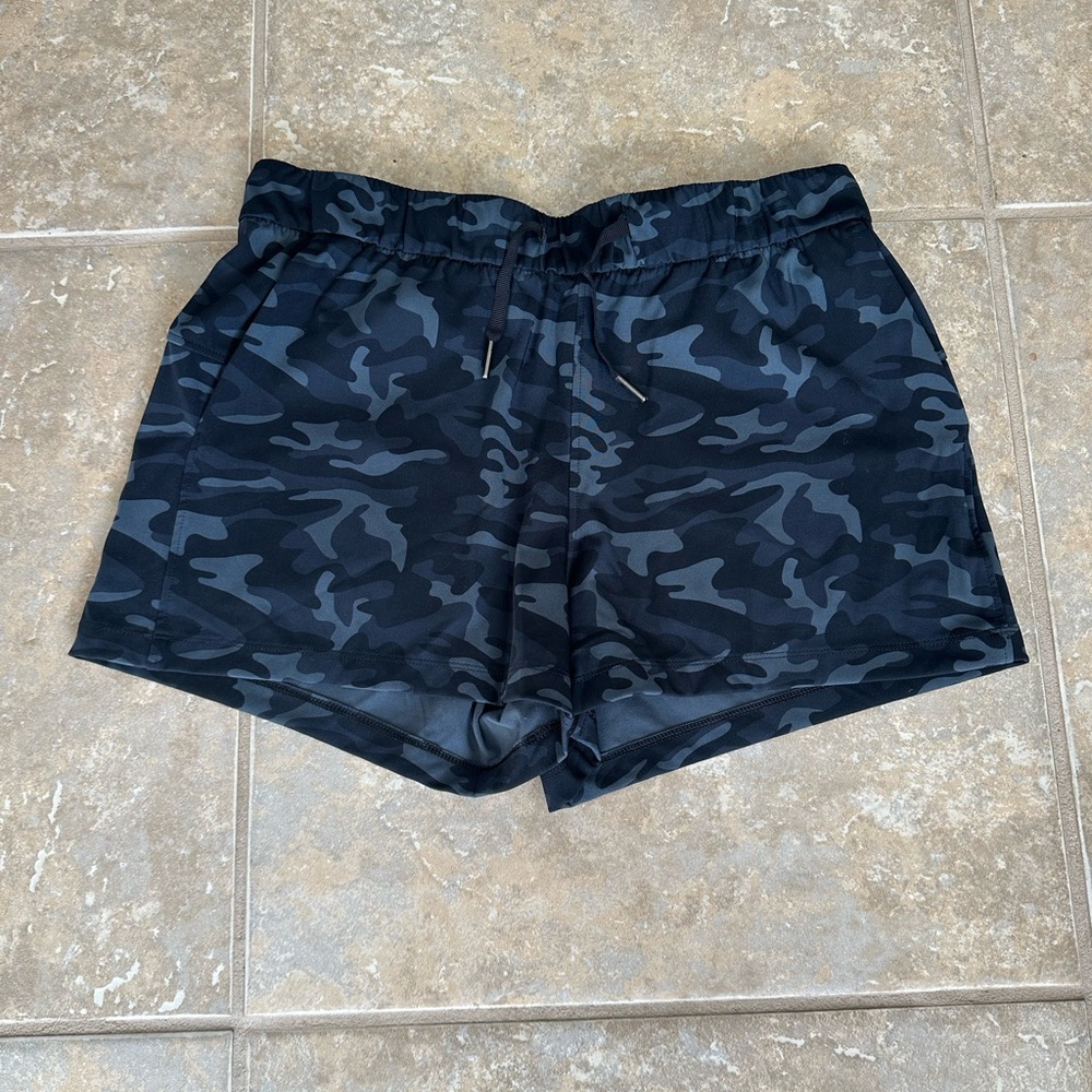 CRZ YOGA Women's Black Camo Athletic Shorts